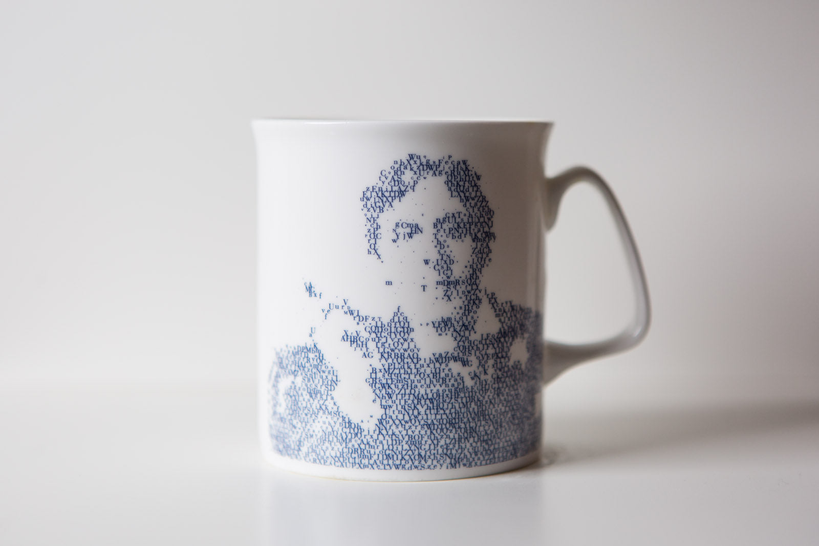 Tazza letteraria - Un amico è qualcuno che ti conosce molto bene nonostante questo continua a frequentarti. Oscar Wilde